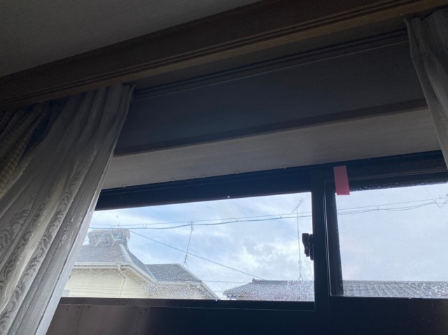 雨漏りしている窓の桟